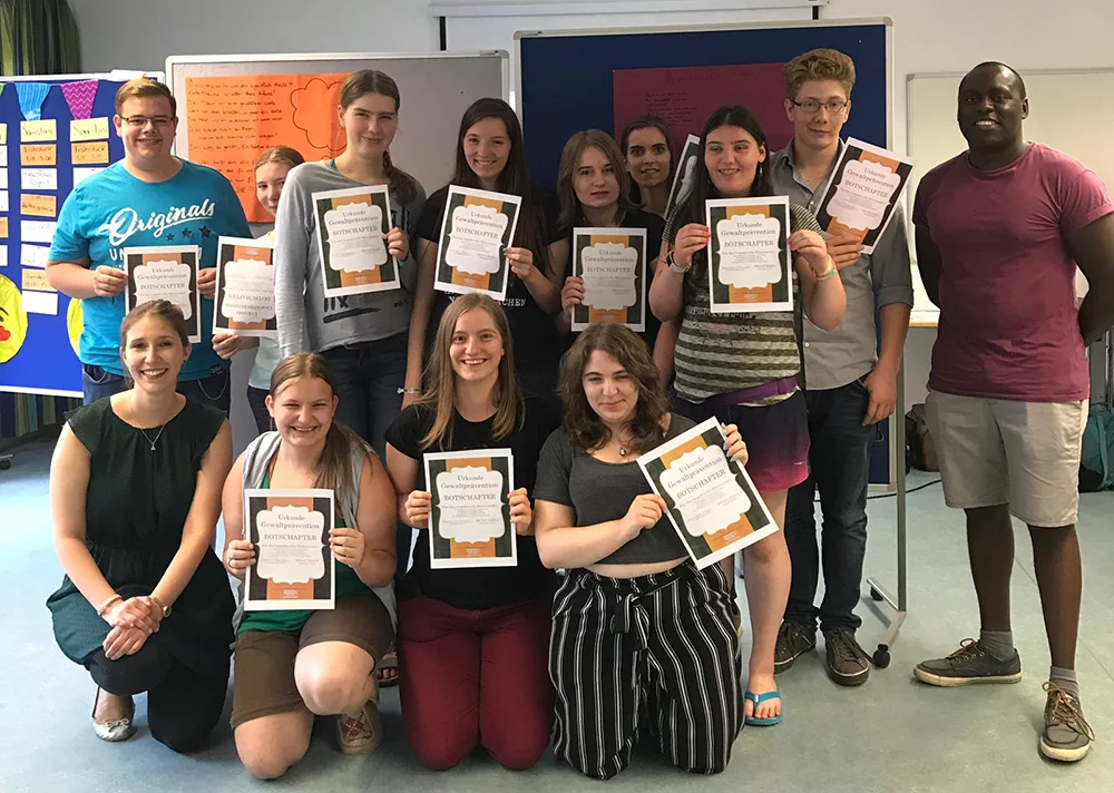 Klassengruppenfoto-mit-Urkunden_s Gruppenbild mit "Gewaltprävention Botschafter"-Urkunden