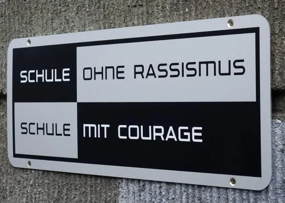 Schule-ohne-Rassismus-Schild1k Schild "Schule ohne Rassismus" nach dem Präventionsseminar